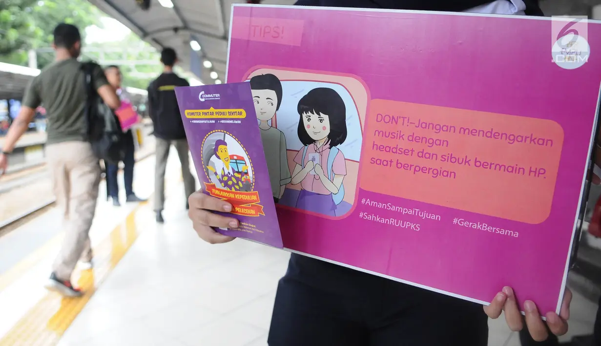 Pegawai PT KCI membawa poster saat kampanye bertema "Victim blamming, konsensus, cat call", dalam rangka memperingati Hari Perempuan Internasional di Stasiun Sudirman, Jakarta, Selasa (12/3). (Liputan6.com/Herman Zakharia)
