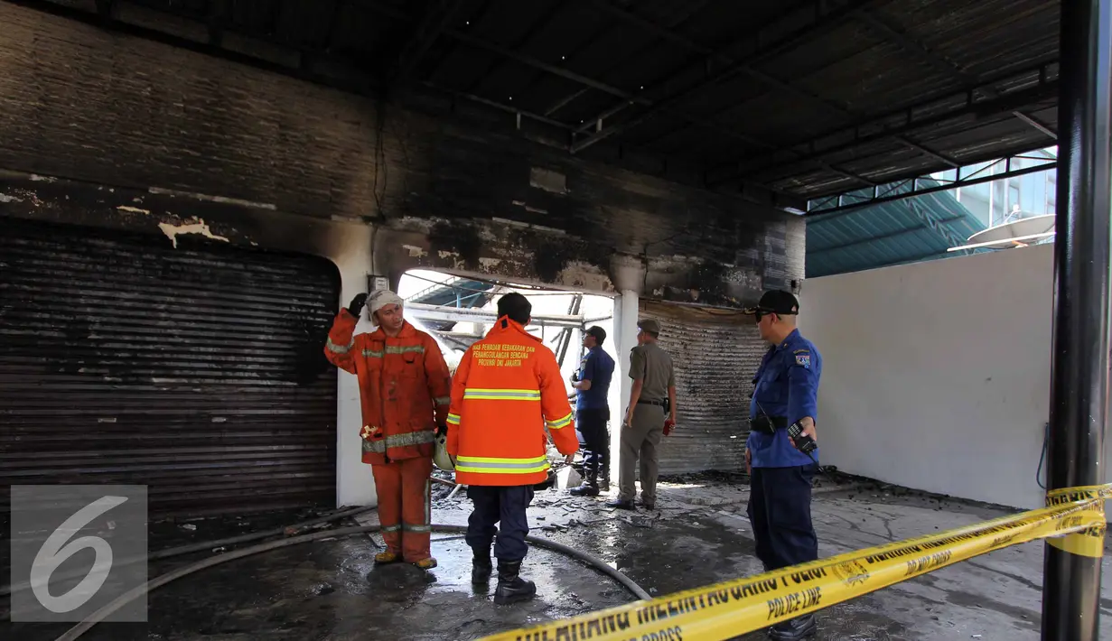 Petugas pemadam melakukan upaya pendinginan kebakaran kios bengkel ac mobil di kawasan Hj. Nawi, Jakarta, Senin (20/7/2015). Pemadam kebakaran mengerahkan 13 unit mobil Damkar di tempat kejadian kebakaran. (Liputan6.com/Helmi Afandi)