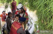 Brimob Polda Metro Jaya Sigap Evakuasi Warga Terdampak Banjir Cikarang