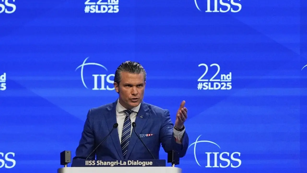 Menteri Pertahanan Amerika Serikat Pete Hegseth saat berpidato dalam Shangri-La Dialogue ke-22 di Singapura, Sabtu (31/5/2025).