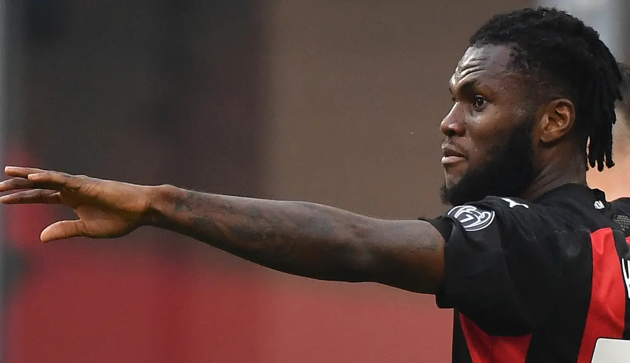Selebrasi gelandang AC Milan, Franck Kessie setelah mencetak gol penalti ke gawang Fiorentina pada laga Liga Italia 2020/2021 di San Siro Stadium, Milan (29/11/2020). Franck Kessie yang baru saja dilepas gratis AC Milan ke Barcelona pada bursa transfer pemain musim panas 2023/2024, sebelumnya didatangkan Rossoneri dari Atalanta pada awal musim 2019/2020. AC Milan menebusnya dengan mahar 32 juta euro atau kini setara Rp535 miliar. (AFP/Tiziana Fabi)