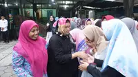 Ratusan santri Pondok Pesantren Al Muayyad Mangkuyudan Solo menyambut kedatangan Menlu Retno Marsudi, Jumat (12/1).(Liputan6.com/Fajar Abrori)