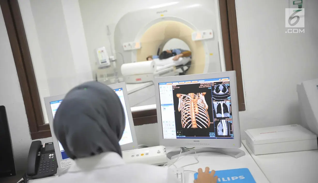 Petugas menunjukkan simulasi penanganan pasien saat peresmian rumah sakit Siloam Hospital Silampari Lubuklinggau (SHLL), Sumatera Selatan, Kamis (11/1).  (Liputan6.com/Immanuel Antonius)