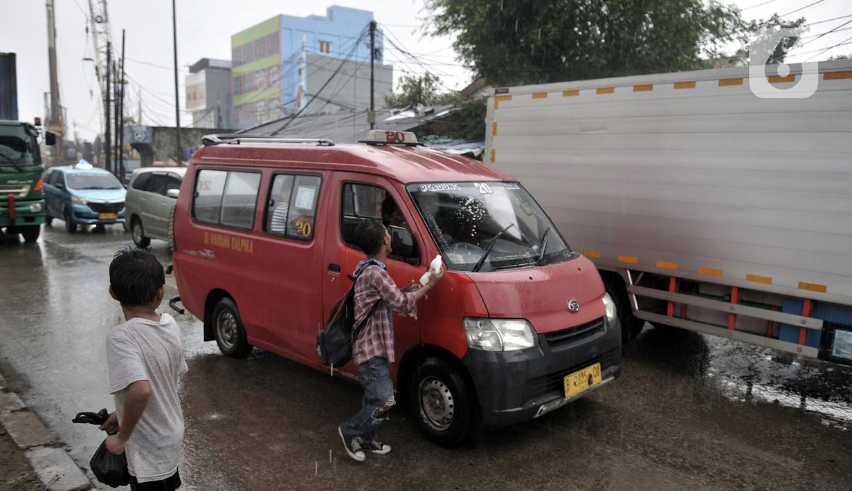 FOTO Geliat Anak Anak Pembersih  Kaca Mobil  di Jalan  Raya 