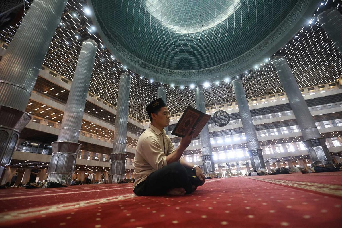 FOTO Warga Manfaatkan Awal Ramadan untuk Beribadah di Masjid Istiqlal