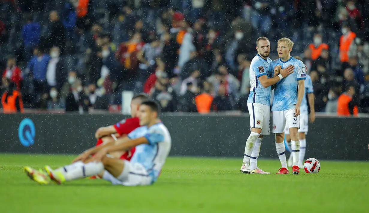 Reaksi para pemain Norwegia usai pertandingan kualifikasi Grup G Piala Dunia 2022 melawan Turki di Stadion Sukru Saracoglu, Istanbul, Turki, 8 Oktober 2021. Pertandingan berakhir dengan skor 1-1. (AP Photo)