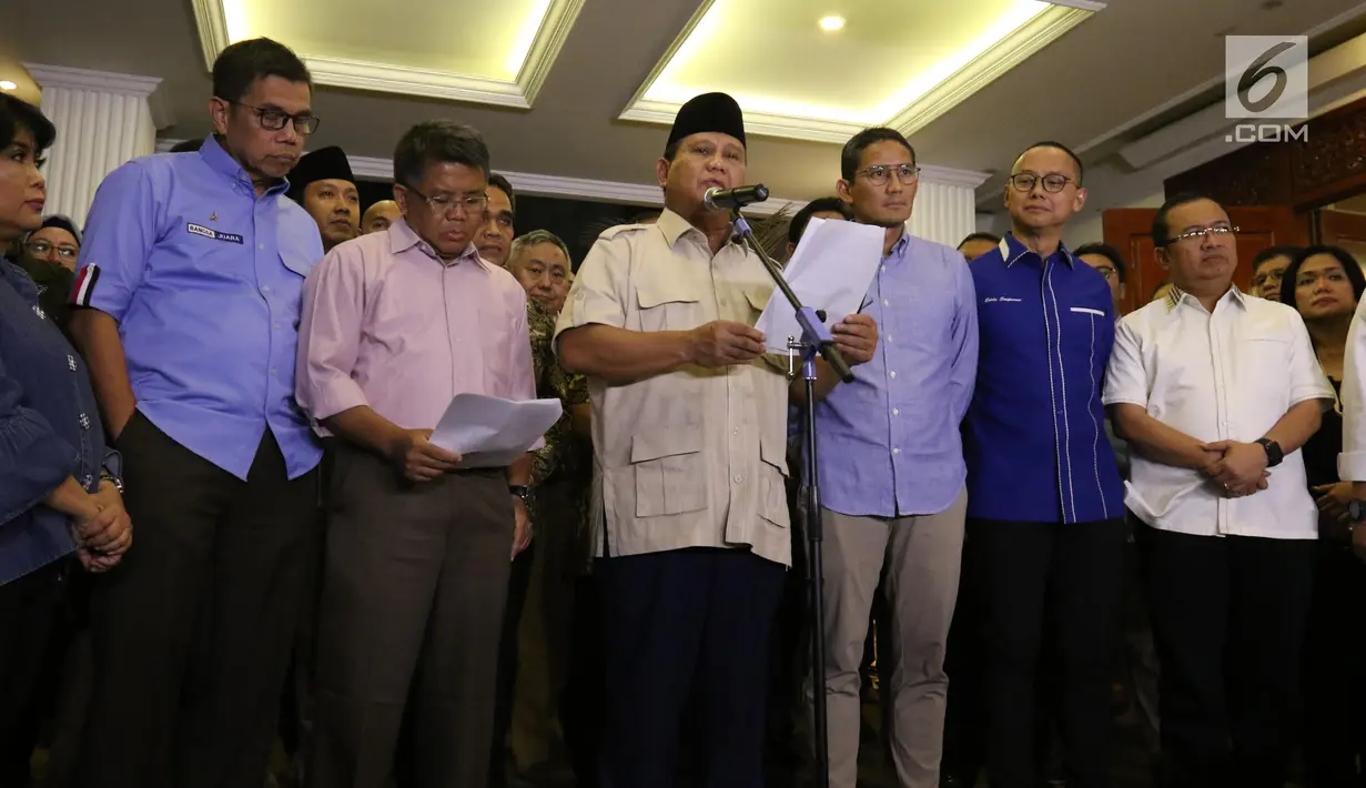 Capres nomor urut 02 Prabowo Subianto (tengah) didampingi cawapres Sandiaga Uno dan koalisi Adil Makmur memberi ketarangan terkait hasil putusan Mahkamah Konstitusi (MK), Jakarta, Kamis (27/6/2019). MK menolak seluruh gugatan hasil Pilpres 2019 yang diajukan Prabowo-Sandi. (Liputan6.com/AnggaYuniar)