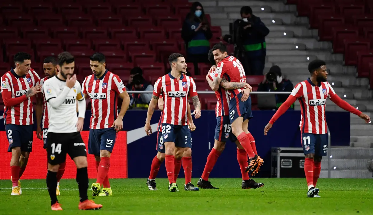 Pemain Atletico Madrid, Angel Correa, melakukan selebrasi usai mencetak gol ke gawang Valencia pada laga Liga Spanyol di Stadion Wanda Metropolitano, Minggu (24/1/2021). Atletico Madrid menang dengan skor 3-1. (AFP/Pierre Philippe Marcou)