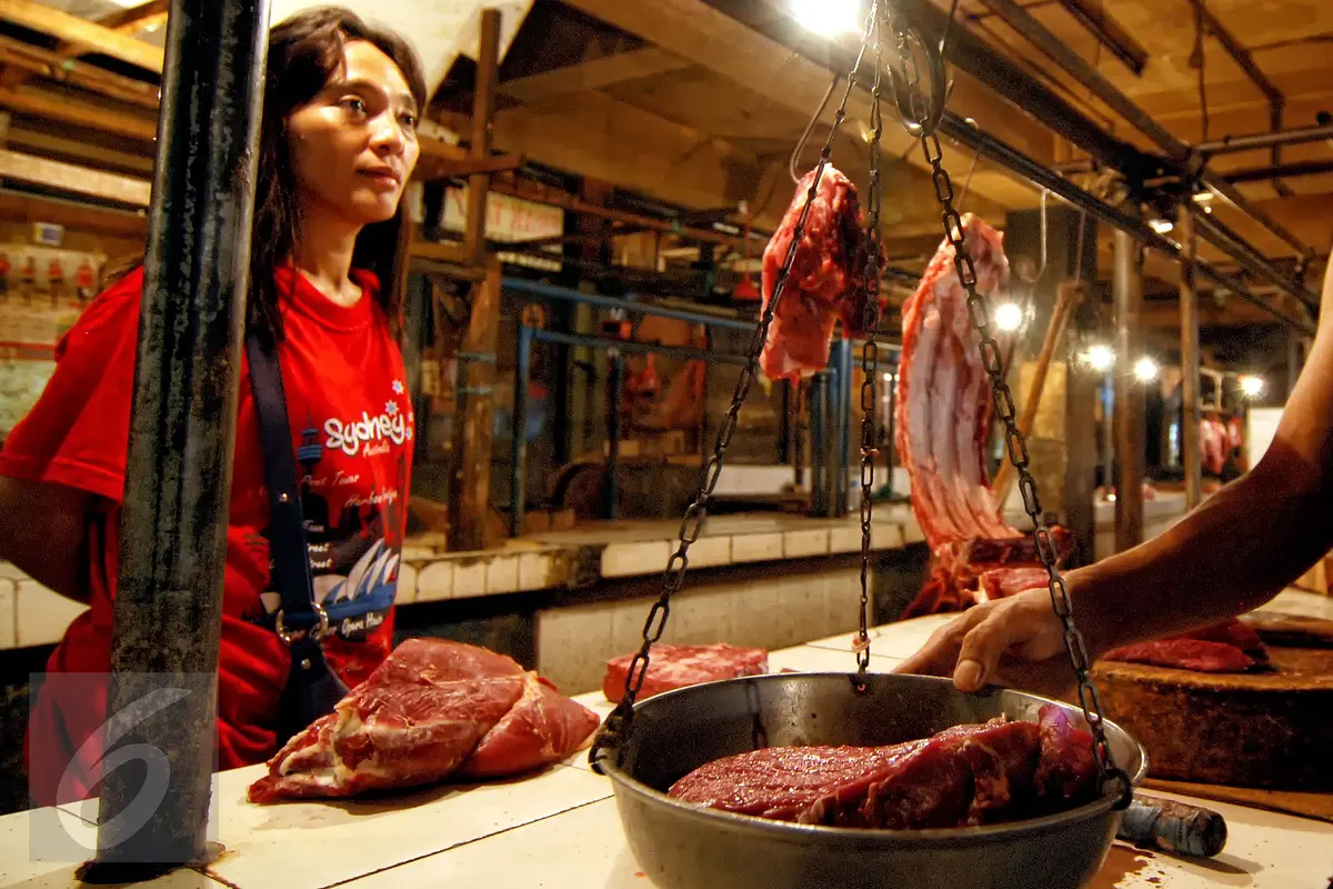 Seorang wanita terlihat sedang membeli daging di salah satu pasar di Jakarta. (Liputan6.com/Yoppy Renato)