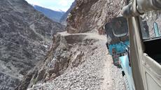 Nanga Parbat Pass di Pakistan menjadi salah satu jalanan paling mematikan di dunia. Berlokasi di ketinggian 3.300 mdpl dengan panjang totalnya mencapai 16,2 km dengan trek sempit dan kontur jalan off-road membuatnya hanya bisa ditaklukan oleh kendaraan 4x4 dan pengemudi ahli berpengalaman (Source: commons.wikipedia.org)
