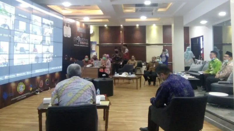 Pemkot Pontianak, Selasa (2/4/2020) menggelar Musyawarah Rencana Pembangunan (musrenbang) Rencana Kerja Pemerintah Daerah (RKPD) Kota Pontianak Tahun 2021 melalui teleconference. (Foto: Liputan6.com/Aceng Mukaram)