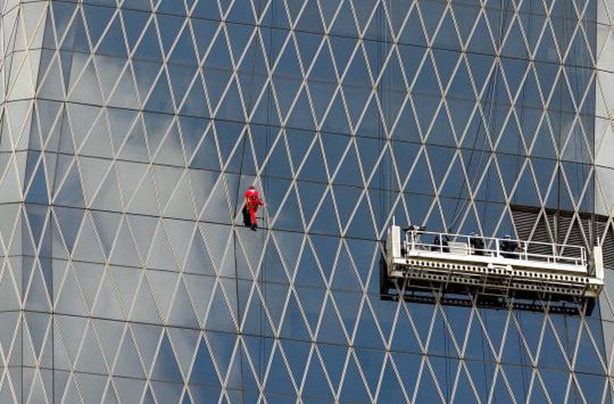 Aksi Spiderman panjat Bakrie Tower