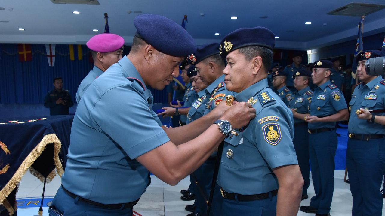 Foto: Brevet Kehormatan Principal Warfare Officer (PWO) di Kodiklatal Surabaya