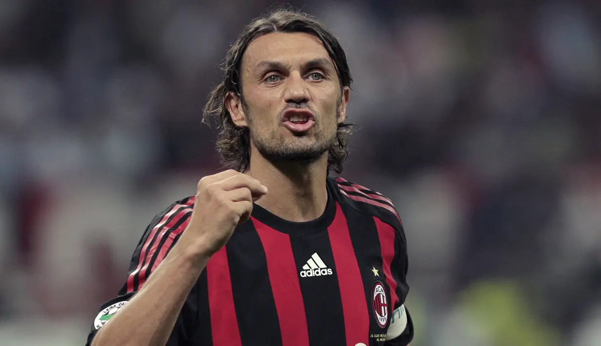 Paolo Maldini - Bek lengenda AC Milan ini menjadi pencetak gol tertua ketika ia membobol gawang Liverpool di tahun 2005 di ajang Liga Champions. Maldini turut menyumbankan trofi liga Champions untuk AC Milan di tahun 2007. (AFP/Emilio Andreoli)