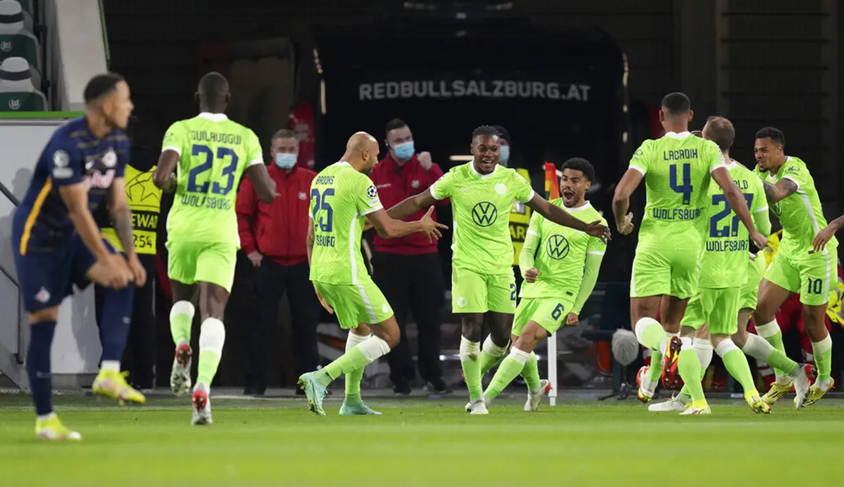 Pemain Wolfsburg Ridle Baku (tengah) melakukan selebrasi usai mencetak gol ke gawang Salzburg pada pertandingan Grup G Liga Champions di Stadion Volkswagen Arena, Wolfsburg, Jerman, 2 November 2021. Wolfsburg menang 2-1. (AP Photo/Michael Sohn)