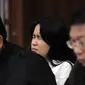 Ekspresi lelah Jessica Wongso saat kembali sidang di PN Jakarta Pusat, Kamis (25/8). Sidang lanjutan kasus pembunuhan Wayan Mirna Salihin ,Jaksa Penuntut Umum (JPU) menghadirkan ahli toksikologi, I Made Agus Gelgel Wirasuta. (Liputan6.com/Helmi Afandi)