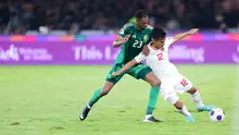 Pemain Timnas Indonesia, Pratama Arhan, berebut bola dengan pemain Arab Saudi, Mohammed Kanno, pada pertandingan lanjutan putaran ketiga Kualifikasi Piala Dunia 2026 Zona Asia di Stadion Utama Gelora Bung Karno (SUGBK), Senayan, Selasa (19/11/2024). (Bola.com/M Iqbal Ichsan)
