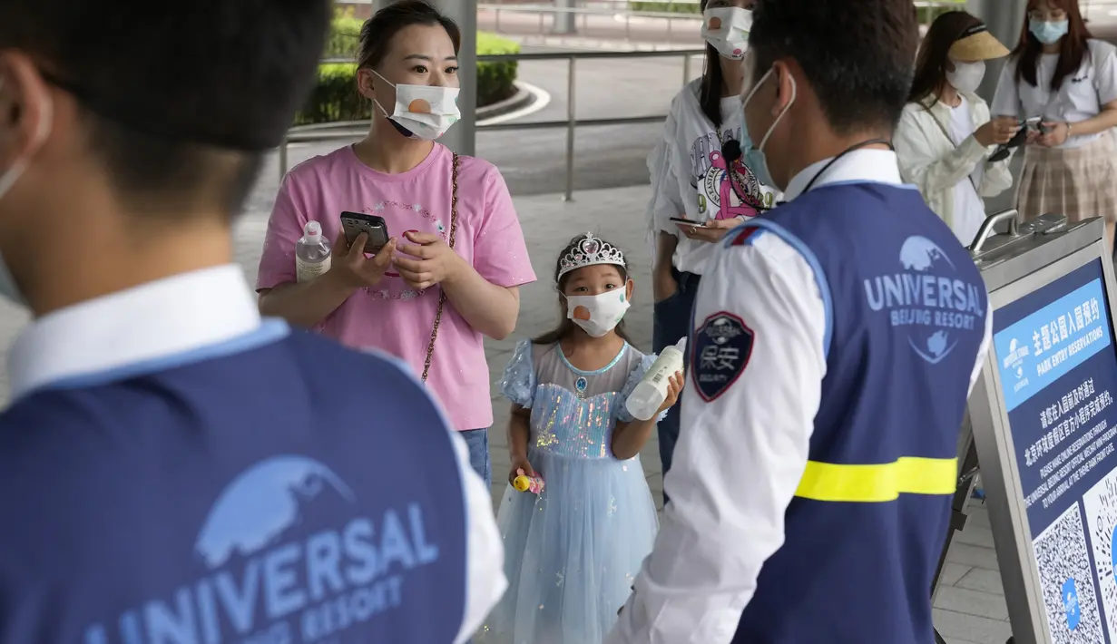 Pengunjung bersiap untuk mengunjungi taman hiburan Universal Studios selama uji coba di Beijing, China, Selasa (31/8/2021). Universal Studios mengumumkan Senin, 30 Agustus 2021, bahwa taman hiburan pertamanya di China akan dibuka di ibukota negara pada bulan September. (AP Photo/Ng Han Guan)