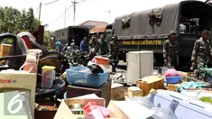 Sejumlah barang milik warga dikeluarkan oleh prajurit TNI saat melakukan pengosongan di komplek Detasemen Intel Kodam Jayakarta, Jakarta, Kamis (3/9/2015). Kodam Jaya melakukan pengosongan terhadap 99 unit dari 121 rumah. (Liputan6.com/Yoppy Renato)
