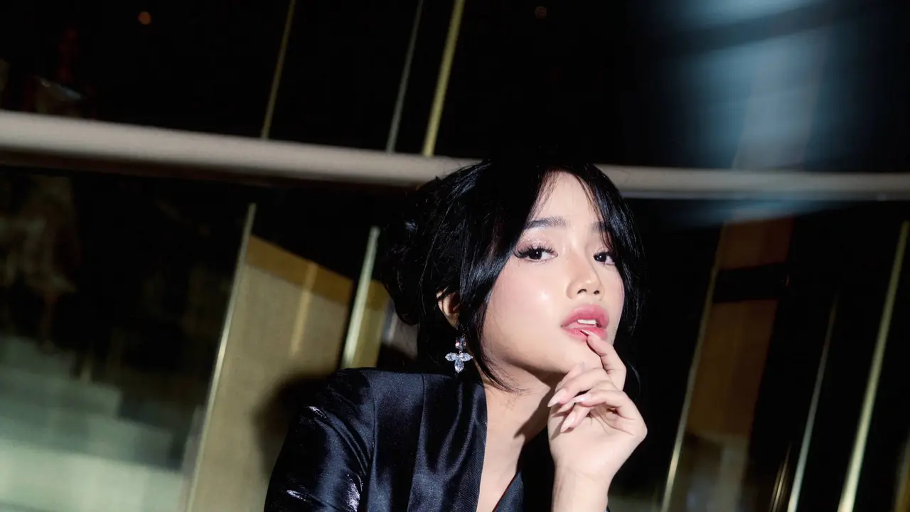 Pesona Woman in Black Fuji Utami, Padukan Wastra dengan Tas Dior