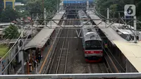 Sebanyak 29 unit rangkaian kereta rel listrik (KRL) wilayah Jakarta, Bogor, Depok, Tangerang, dan Bekasi (Jabodetabek) yang akan berhenti beroperasi periode 2023-2024, berpotensi menganggu layanan transportasi publik di masyarakat. (Liputan6.com/Johan Tallo)
