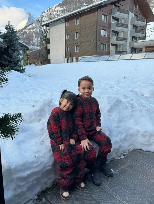 Kali ini, Xabiru dan Chava tampil kompak mengenakan checkered jumpsuit warna merah. Gemas banget!