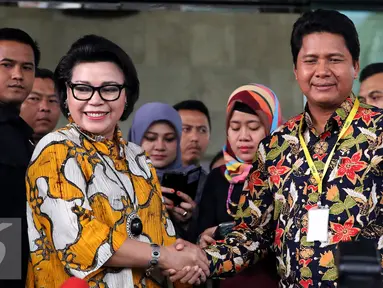 Ketua Komnas HAM Imdadun Rahmat (kanan) berjabat tangan dengan Wakil Ketua KPK Basaria Panjaitan usai melakukan pertemuan di Gedung KPK, Jakarta, Rabu (2/11).(Liputan6.com/Johan Tallo)