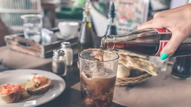 Mengonsumsi Minuman Bersoda