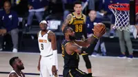 Pebasket Los Angeles Lakers, LeBron James, berusaha memasukkan bola saat melawan Denver Nuggets pada gim kedua final wilayah barat Playoff NBA 2020, Senin (21/9/2020). Lakers menang dengan skor 105-103. (AP/Mark J. Terrill)
