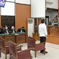 Terdakwa kasus pembunuhan berencana terhadap Yosua Hutabarat atau Brigadir J, Ferdy Sambo saat menjalani sidang putusan di PN Jakarta Selatan, Senin (13/2/2023). Dalam siding Jaksa Penuntut Umum, menuntut Sambo dengan tuntutan penjara seumur hidup karena melanggar Pasal 340 KUHP juncto Pasal 55 ayat 1 ke-1 KUHP, kemudian melanggar pasal 49 juncto pasal 33 Undang- Undang No 19 Tahun 2016 tentang Perubahan atas Undang- Undang Nomor 11 Tahun 2008 tentang Informasi dan Transaksi Elektronik juncto Pasal 55 ayat 1 ke-1 KUHP. (Liputan6.com/Faizal Fanani)