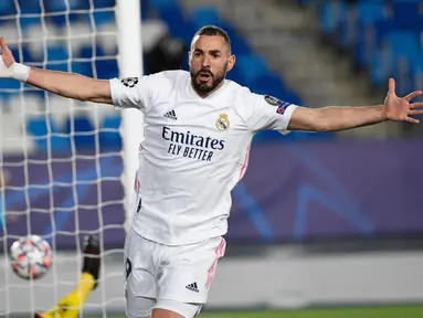 Striker Real Madrid, Karim Benzema baru saja bergabung dengan deretan pemain Eropa lainnya yang telah mencetak 70 gol atau lebih di Liga Champions. Gol ke-70 dicetaknya saat Real Madrid mengalahkan Atalanta 3-1 dalam laga leg kedua babak 16 besar. (AFP/Pierre-Philippe Marcou)