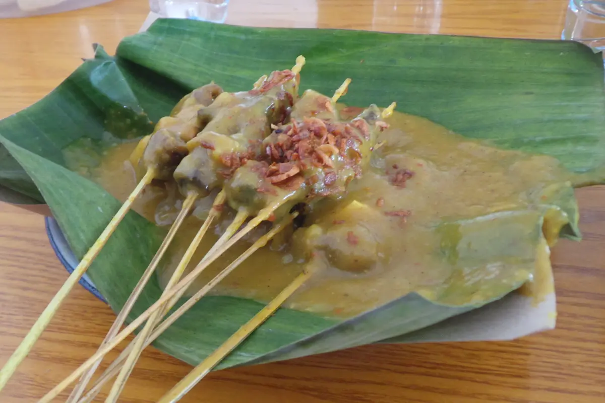 Sate Padang memang lezat, tapi apa risikonya bagi kamu yang punya kolesterol tinggi? Cari tahu apakah hidangan favorit ini masih aman dinikmati tanpa merugikan kesehatanmu. (Foto: Gesit Prayogi/Liputan6.com)