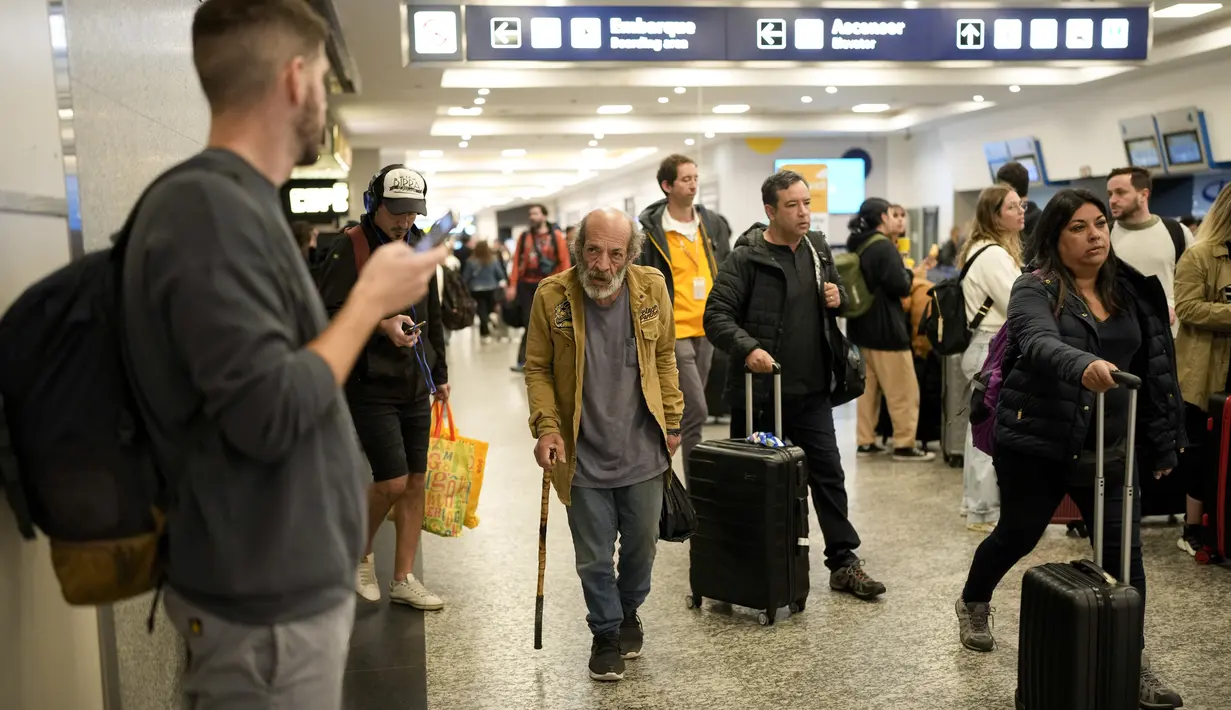 Salah satunya adalah Ángel Gómez, yang telah tinggal di Bandara Internasional Jorge Newbery selama dua tahun dan telah melihat bagaimana jumlah orang yang bergabung dengannya melonjak. (AP Photo/Natacha Pisarenko)