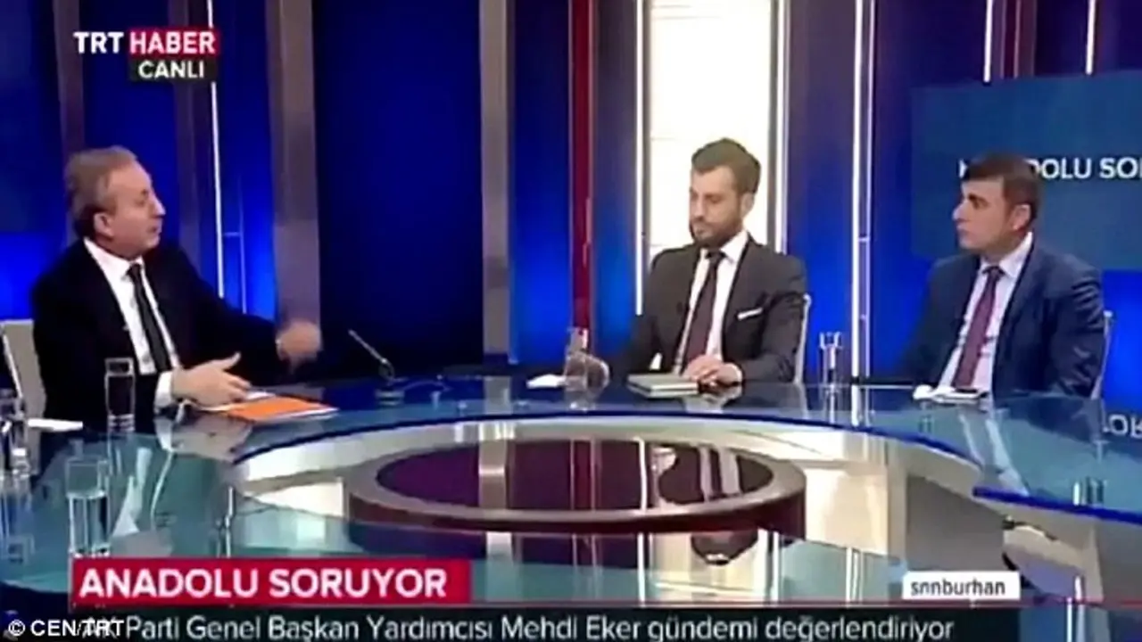 Wartawan pingsan saat wawancara politisi dalam acara yang disiarkan langsung. (CEN/TRT News Channel)