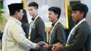 Atlet skateboard, Basral Graito Hutomo, tampak semringah saat menerima bonus dari Presiden Prabowo Subianto di Istana Negara, Kamis (8/1/2026). (Foto: Muchlis Jr - BPMI Sekretariat Presiden)