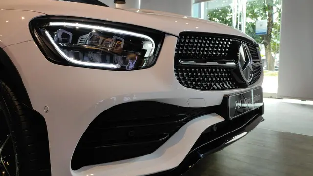 Aksen hitam di bagian grill Mercedes-Benz 200 AMG Line Night Edition (Arief A/Liputan6.com)