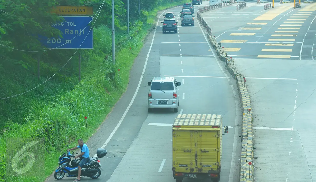 Pengendara motor berusaha memutar arah setelah memasuki Tol Ulujami - Serpong, Tangerang Selatan, Jumat (14/4). Minimnya rambu dan penjagaan petugas, membuat pengendara motor tersebut terjebak masuk ke jalur menuju pintu Tol. (Liputan6.com/Helmi Afandi)