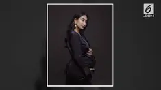 Happy Salma, yang merupakan menantu Tjokorda Raka Kerthyasa alias Cok Ibah, calon bupati Gianyar, menggunakan hak pilihnya di Pilkada 2018.