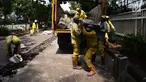 Pekerja membongkar pembatas beton (barrier) di Jalan M Yamin bagian sisi barat, kawasan Menteng,  Jakarta, Rabu (20/1). Pemprov DKI akan membuka kembali jalan itu sebagai akses lalu lintas untuk umum pada 24 maret 2019 mendatang. (merdeka.com/Imam Buhori)