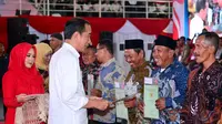 Penyerahan sertifikat tanah untuk rakyat yang digelar di Gelanggang Olah Raga (GOR) Delta, Kabupaten Sidoarjo, Provinsi Jawa Timur, pada Rabu, 27 Desember 2023. (Foto: Muchlis Jr/BPMI Setpres)