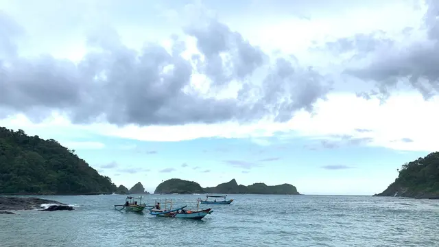 Pemandangan dari depan Wedi Ireng atau pantai hitam di Banyuwangi kala sore