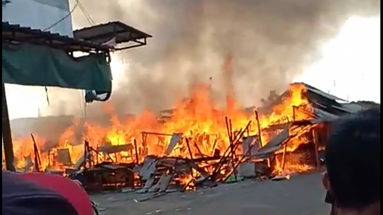 Belasan kios PKL di pasar Tradisional Cikurubuk Tasikmalaya, menjadi arang setelah terbakar Ahad petang tadi.