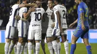 Pemain Inter Milan merayakan gol yang dicetak oleh David Frattesi ketika menghadapi Empoli pada laga giornata 10 Serie A Liga Italia di Carlo Castellani Stadium, Kamis (31/10/2024) dini hari WIB. Inter Milan menang telak 3-0. (Marco Bucco/LaPresse via AP)