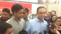 Anies Baswedan mengajak putranya berbelanja di Tanah Abang, Jakarta Pusat. (Liputan6.com/Muhamad Radityo Priyasmoro)