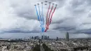 Angkatan Udara Prancis Patrouille de France tampil saat latihan untuk parade Hari Bastille di Paris Senin (12/7/2021). Hari Bastille adalah hari libur nasional Prancis yang memperingati awal Revolusi Prancis pada 14 Juli 1789. (AP Photo/Lewis ceria)