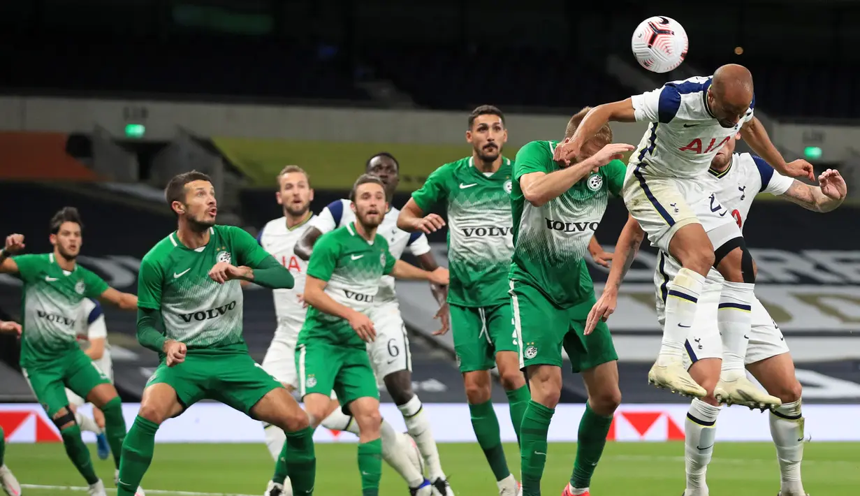 Gelandang Tottenham, Lucas Moura, berusaha menyundul bola ke gawang Maccabi Haifa pada laga play-off Liga Europa 2020/2021 di Tottenham Hotspur Stadium, Jumat (2/10/2020) dini hari WIB. Tottenham menang 7-2 atas Maccabi Haifa. (AFP/Adam Davy/pool)