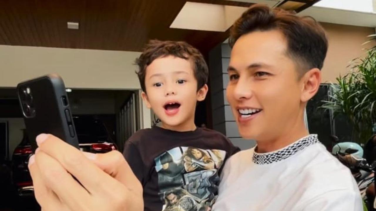 Penampilan Saka langsung mencuri perhatian. Saka dipuji memiliki paras ganteng<br>