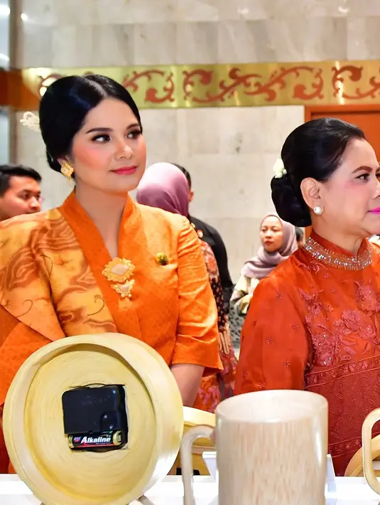 Mendampingi Iriana Jokowi di Inacraft 2024, Annisa Pohan kebaya kartini berlengan setengah dan bros. Ia juga mengenakan kain Batik Mega Mendung sebagai selendang bahu [@annisayudhoyono]