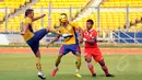 Penyerang Persija, Bambang Pamungkas (kanan) berebut bola dengan dua pemain Barito Putera saat laga uji coba di Stadion GBK Jakarta, Rabu (4/2/2015). Persija unggul 2-1 atas Barito Putera. (Liputan6.com/Helmi Fithriansyah)