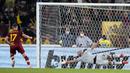 AS Roma kembali memperkecil kedudukan menjadi 2-3 pada menit 69. Eksekusi penalti Jordan Veretout berhasil menaklukkan Pepe Reina. (AP/Andrew Medichini)